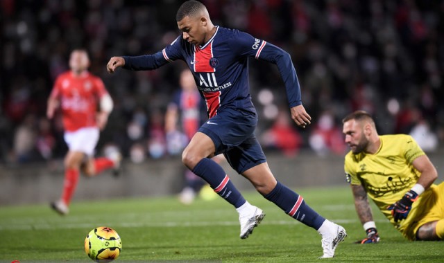  姆巴佩梅开二度助球队取胜，法甲射手榜强势登顶  