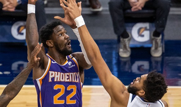  爱德华兹47分创生涯得分新高  