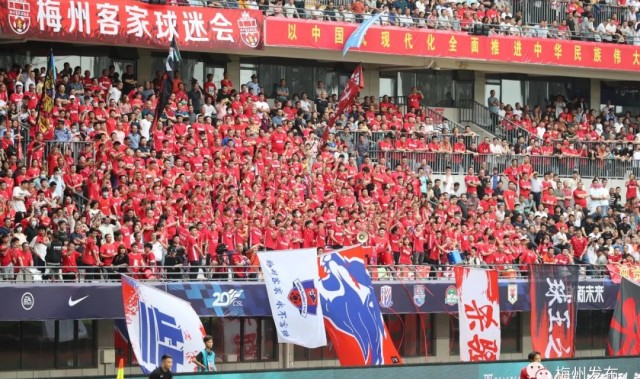  波鸿球迷横幅抗议俱乐部管理层  