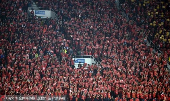  尤文球迷横幅抗议管理层，要求重聘体育总监  