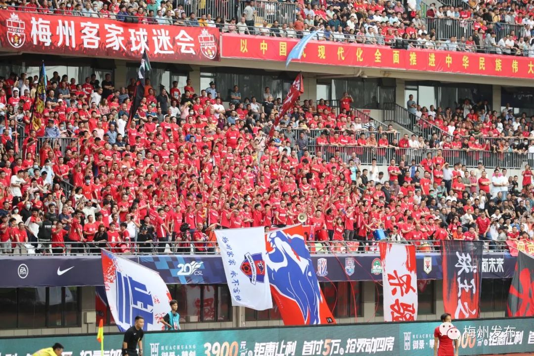  波鸿球迷横幅抗议俱乐部管理层  